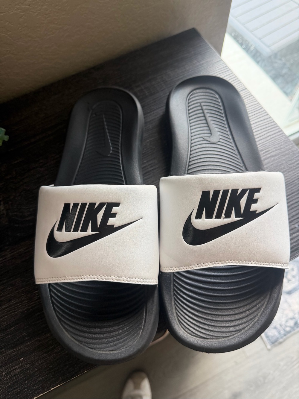 Mens nike slides white and black sandals size 10